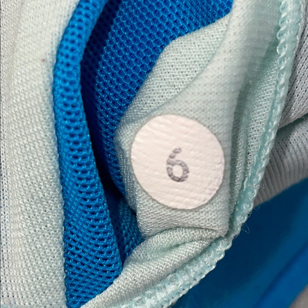 *SOLD* LULULEMON Run: Hook Me Up Bra in
Beach Blanket Blue / Aquamarine sz 6 - Picture 7 of 7
